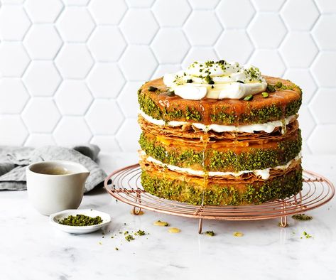 This pistachio and apricot baklava cake comes with layers of moist cake, flaky filo and all the sweet traditional flavours you love in baklava. Baklava Layer Cake, Pistachio Baklava Cake, Baklava Wedding Cake, Savory Birthday Cake, Baklava Cake Recipe, Pistachio Baklava Recipe, Roasted Apricots, Baklava Cake, Ramadan Cake