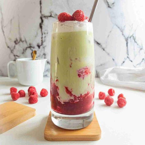 Raspberry Vanilla Iced Matcha Latte - The Best Flavour Combo Raspberry Latte, Raspberry Puree, Matcha Cookies, Orange Chocolate Cake, Iced Matcha Latte, Matcha Drink, Easy Skillet, Water Chestnuts, Cashew Chicken