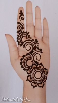 35+ '90s Fashion Trends That We Never Thought Would Be Fashionable Again, But They Are Mehendi Designs For Kids Front Hand, Simple Designer Mehndi, Simple Henna Designs For Beginners Hand Front Hand, Mehedi Degins Simple Easy, Mehdi Degine Simple Easy For Beginners, Very Very Simple Mehendi Designs, Simple Meganthi Design, Mhendi Design Simple Back, Easy Mehedi Degins