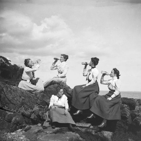 Rare Vintage Photographs Show Women's Styles of Maine from the Late 19th Century Spiral Logo, Camden Maine, Friends Drinks, Vintage People, Kangaroo Island, Female Friendship, Lost In Thought, Older Fashion, Turn Of The Century