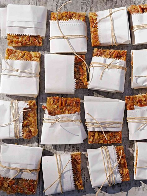 Wrap these Pecan Pie Bars in parchment paper so they're easy to enjoy on the go. Gift Baskets For Guests, Homemade Food Gifts In A Jar, Food Gift Box Ideas, Food Gifts In A Jar, Bake Sale Desserts, Best Pecan Pie Recipe, Edible Gift Ideas, Hospitality Ideas, Lavender Cookies