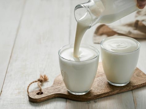 What Is Buttermilk and How Do You Use It? Goat Kefir, Homemade Kefir, Kefir Benefits, Makanan Cepat Saji, Fermented Dairy, Buttermilk Substitute, Cultured Buttermilk, How To Make Buttermilk, Buttermilk Recipes