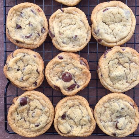 image Aquafaba Cookies, Best Vegan Chocolate Chip Cookies, Vegan Chocolate Chip Cookie Recipe, Aquafaba Recipes, Coconut Dessert, Vegan Chocolate Chip Cookies, Cookies Vegan, Brownie Desserts, Choc Chip Cookies