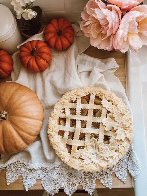 Pie Leaf Crust Leaves, Apple Pie Leaf Crust, Apple Pie With Leaves On Top, Thanksgiving Apple Pie Designs, Pretty Pie Tops, Apple Pie Crust Designs Thanksgiving, Decorative Apple Pie, Fall Apple Pie Crust Designs, Creative Apple Pie