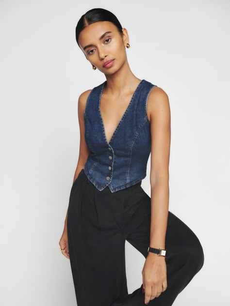 Denim Top Outfit Women, Tops 2024 Trends, How To Style A Denim Top, Denim Bustier Outfit, Denim Vest Outfits For Women, Denim Tops Women, Denim And Diamonds Outfit, Jeans Top Outfit, Denim Outfit Aesthetic