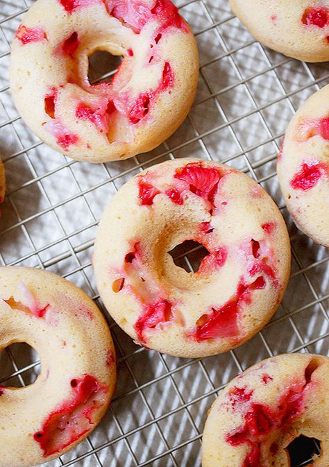 Strawberry Doughnut Recipe, Strawberry Cake Donut Recipe, Strawberry Donuts Recipe, Cake Donuts Baked, Strawberry Doughnut, Cake Donuts Recipe, Protein Donuts, Baked Doughnuts, Baked Donut Recipes