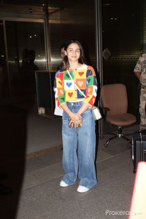 Saree or denims: Alia Bhatt slays anything and everything! By Nikitha Nelson | Published on ​ Mon, Aug 14 2023 11:10 IST From effortless casuals to vintage lehangas, streetstyle sarees to bridal aesthetics, Alia is a show-stopper when it comes to fashion. Alia Bhatt Casual Outfit Jeans, Alia Bhatt Street Style, Alia Bhatt Outfits Casual, Alia Bhatt Casual Outfit, Alia Bhatt Style, Alia Bhatt Outfits, Ali Bhatt, Manish Malhotra Dresses, Fashion Lessons