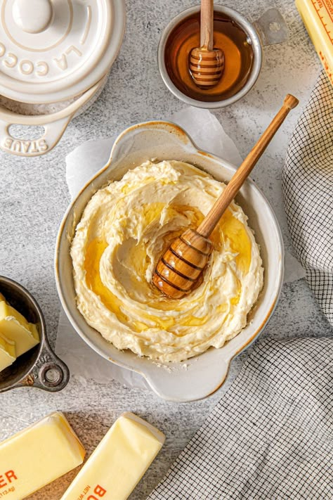 Whipped Honey Butter | Fluffy and Decadent | Confetti & Bliss Whipped Honey Butter Recipe, Butter Aesthetic, Whipped Honey Butter, Honey Butter Recipe, Whipped Honey, Easy Peasy Recipes, Honey Diy, Butter Honey, Golden Honey