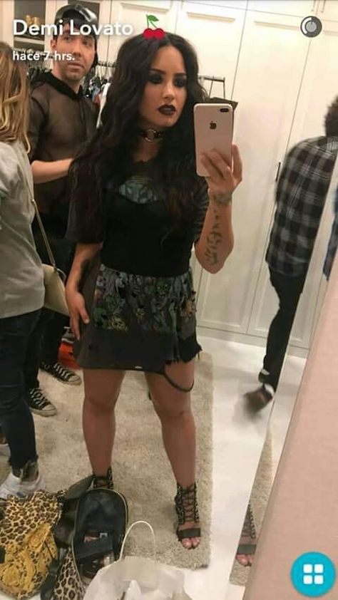 Demi going to Emo night #MiseryBusiness Emo Night Outfit, Demi Lovato 2017, Emo Night, Brian Ortega, Demi Lavato, Cali Summer, Demi Lovato Style, High On Life, Post Workout Shake