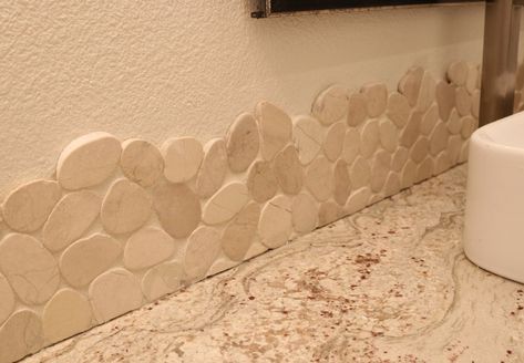 Cobblestone Backsplash, Pebble Backsplash Kitchen, Pebble Tile Backsplash, Stone Backsplash Bathroom, River Rock Backsplash, Pebble Backsplash, Tuscan Paint Colors, Mosaic Tile Fireplace, Berlin House