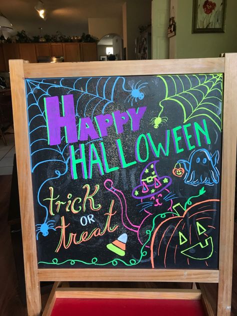 Whiteboard Sign Ideas, Happy Halloween Chalkboard Art, Halloween Sandwich Board Sign, White Board Halloween Ideas, Cute Halloween Chalkboard Ideas, Classroom Chalkboard Art, Halloween Blackboard Chalk Art, Fall Chalk Wall, Halloween Chalkboard Ideas Easy