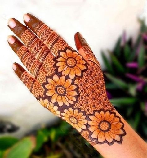 Back Palm Mehndi Design Unique, Sunflower Mehendi Design, Floral Design Mehendi, Mahendi Photos, Simple Floral Henna, Mehndi Designs For Karwa Chauth, Floral Mehndi Designs, Karva Chauth Mehndi, Simple Henna Design