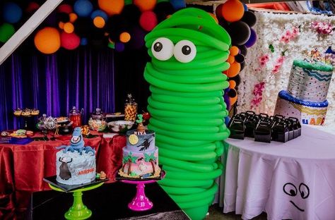 Hotel Transylvania Monster Cruise Summer-ween Party on Kara's Party Ideas | #birthday Festa Hotel Transylvania, Hotel Transylvania Birthday, Hotel Transylvania Party, Spooky Balloons, Monster High Birthday Party, Stranger Things Halloween, 5th Birthday Party Ideas, Hotel Transylvania, Themed Birthday Cakes