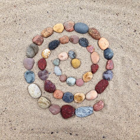 Spiral Nature, Spiral Art, Arte Peculiar, Divine Mother, Cosmic Energy, Anne Marie, Rock Crafts, Land Art, Beach Art