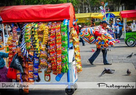 ventas callejeras multicolor A la Chapína, ventas de Tortrix, pelotas y granizadas, Guatemala. Guatemala Travel, Guatemala City, Barbados, Bolivia, Guatemala, Peru, Wind Sock, Travel Tips, Good Things