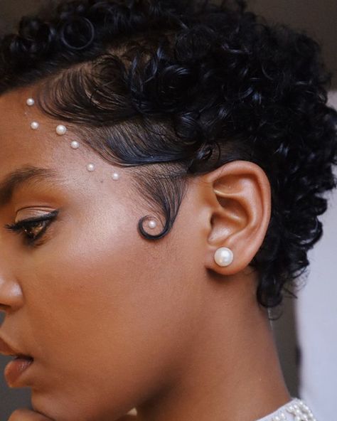 Pixie Hair Wedding Accessories, Black Bride Short Hairstyles, Pearl Hair Accessories Black Women, Pixie Wedding Hairstyles Black Women, Short Bridal Hair Black Women, Finger Waves Wedding Hair Black Women, Finger Waves With Pearls, Short Afro Wedding Hairstyles, Pearls In Short Hair