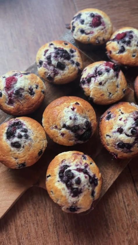 Mixed Berry Bread, Mixed Berry Recipes, Lily Lou, Agggtm Aesthetic, Berry Muffin Recipe, Muffins Homemade, Choc Muffins, Mixed Berry Muffins, Berry Muffins