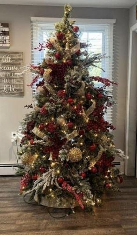 Garnet And Gold Christmas Tree, Chinese Christmas, Outdoor Decoration Ideas, Outdoor Christmas Decoration Ideas, Amazing Christmas Trees, Christmas Decs, Tree Inspiration, Ideas Navideñas, Christmas 2025