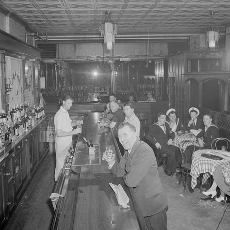 O’Reilly’s Bar on Third Avenue in New York, 1942 - picture taken by Marjory Collins 1940s Bar Aesthetic, 1940s Nyc, 1950s Bar, Edward Tulane, Bugsy Malone, Club Interior, Whiskey Room, New York Bar, American Bars