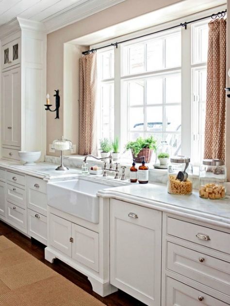 Sink Curtain, Kitchen Sink Window, Cottage Kitchen Cabinets, White Marble Kitchen, Marble Countertops Kitchen, Curtain White, Kabinet Dapur, Decor Ikea, Kitchen Window Treatments