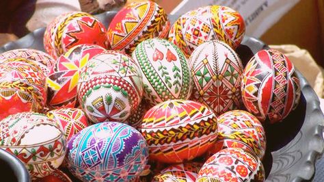 Germany has some great Easter traditions, but one of my favourites is that of decorating.So here is how to celebrate Easter German style. German Easter Traditions, German Decor, Polish Easter, Polish Traditions, Egg Photo, Polish Folk Art, Painted Eggs, Ukrainian Easter Eggs, Easter Egg Painting