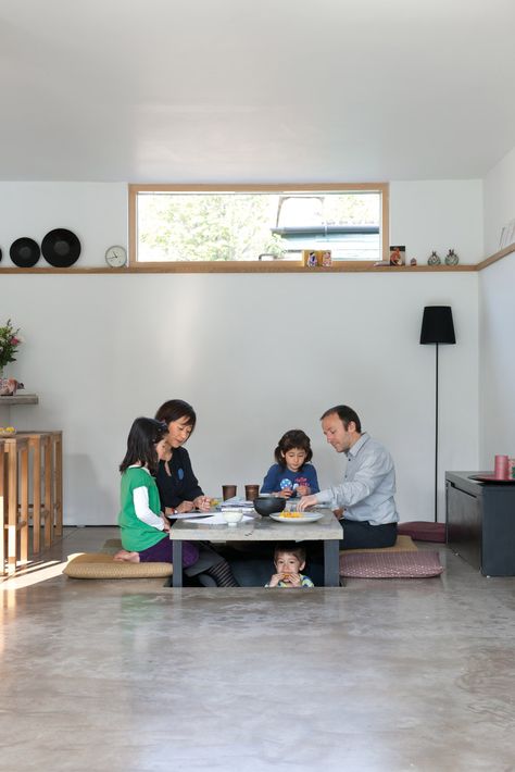 Konishi / Gaffney Residence | by Konishi Gaffney Architects Japanese Dining Room, Japanese Dining Table, Low Dining Table, Japanese Dining, Japanese Table, Japanese Furniture, Japanese Interior Design, Floor Table, Floor Seating