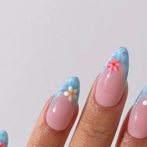 Nails Of Summer, Summer Nails For Beach, 3 D Gel Nail Art, Summer Nail Inspo Hibiscus Flower, Summer Nails Disney, Summer Tips Nails, Summer Nails Flowers Simple, Water Nail Art Design, Summer Vacation Nail Inspo Almond