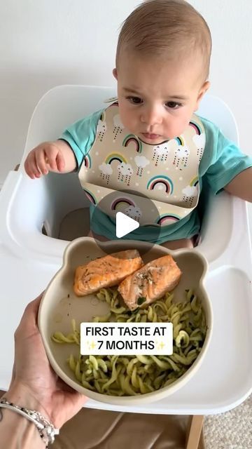 Maeva on Instagram: "✨ First taste at 7 months: salmon, pasta + spinach ✨

#blw #blwinspiration #babyledweaning #babyfood #reelsinstagram" Salmon For 8 Month Old, 6months Baby Food Recipes, 7 Months Baby Food Recipes, Spinach Blw, Salmon Baby Food Recipes, 7 Month Old Meals, Blw 7 Month Old, 7month Old Baby Food, Baby Breakfast Ideas 7 Months