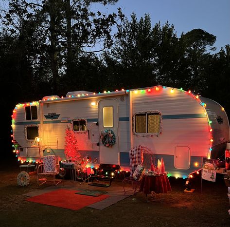 Christmas In A Camper, Trailer Park Christmas, Rv Christmas Decorations, Camper Exterior, Rv Christmas, Camper Christmas, Christmas Sleepover, Christmas Camping, Christmas Camper