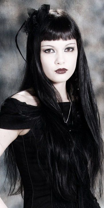 Dark Haired Female Characters, Dark Wave Fashion, 60s Goth Fashion, Purple Goth Hair, Mopey Goth Outfits, 80s Goth Hair, Brown Hair Goth, Goth Photoshoot Ideas, Mopey Goth