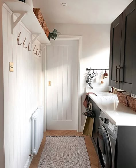 Modern Utility Room, Luxury Laundry Room Ideas, Vertical Shelves, Luxury Laundry Room, Boot Room Utility, Small Utility Room, Utility Room Designs, House Extension Plans, Large Laundry Rooms