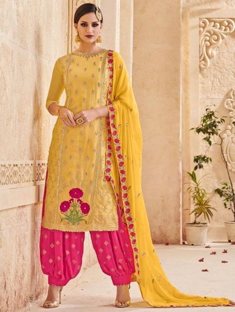 Salwar Design, Bollywood Suits, Mehndi Function, Kurta Pants, Mehndi Night, Party Wear Salwar, Salwar Designs, Patiala Suit, Stylish Short Dresses