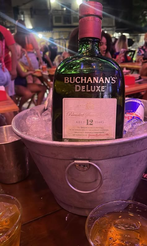 Buchanans Whisky, Whisky Fake Story, Buchanan Deluxe, Alcoholic Drinks Pictures, Private Jet Travel, Liqueur Drinks, Party Drinks Alcohol, Airport Pictures, Alcohol Party