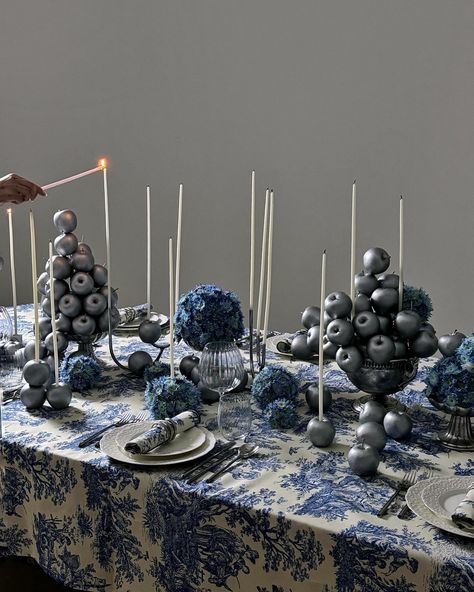 dinner in silver light 🩶 #nayastudio Blue And Silver Table Setting, Silver Decorations Party, Silver Table Decorations, Winter Table Settings, Atelier Table, Autumn Table Setting, Winter Table Setting, Setting Table, New Year Table