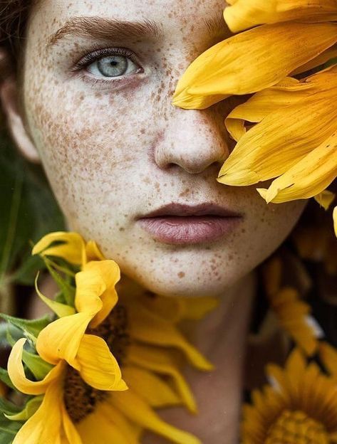 Portrait Photo Original, Pose Portrait, Sunflower Photography, Dark Portrait, Sunflower Photo, Photographie Portrait Inspiration, Photography Inspiration Portrait, Food Photography Tips, Creative Portrait Photography