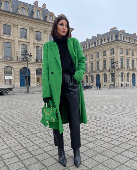 Green Coat Outfit Winter, New York Outfits Winter, Green Coat Outfit, Green Overcoat, Ny Winter, Street Style Outfits Casual, Alexandra Pereira, Winter Coat Outfits, Green Outfits