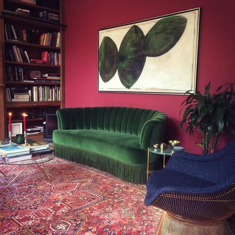 Red Blue Green Home Decor, Complimentary Color Scheme Interior, Blue Green Red Living Room, Green And Red Room Decor, Red Green Interior, Red And Green Interior Design, Emerald Green Couch Living Room Ideas, Green And Red Bedroom, Green And Red Living Room