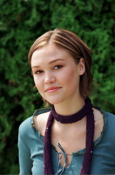 Julia Stiles Hair, Julia Styles, Julia Stiles, Judi Dench, Wide Face, Classic Actresses, Shag Haircut, American Actress, Hair Makeup