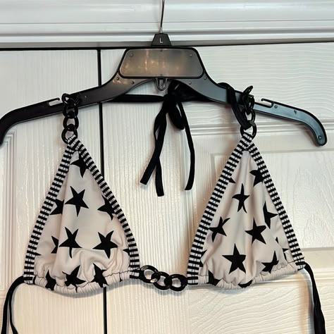 Brand New Blk & White Stars Bikini Top, Size Large W/ Blk Chain Detail! Cute Goth Bikinis, Cute Black Bathing Suits, Emo Bathing Suits, Goth Swimsuit Bikinis, Grunge Bathing Suits, Scene Swimsuit, Black And White Bathing Suits, Grunge Swimsuit, Two Piece Swimsuit Bikinis