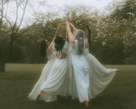 Dancing our way into summer, last month’s photo party drenched in sunlight and flowers. Midsommar Wedding, Ethereal Wedding Cake, Fairycore Wedding, Wildflower Crown, Photo Party, Ethereal Wedding, Flower Crown Wedding, Open Field, Bride Accessories