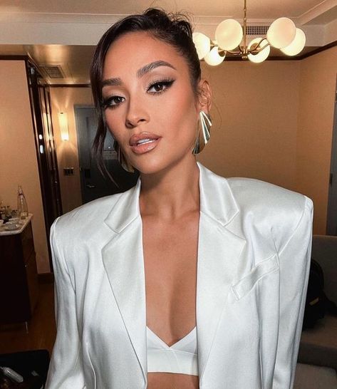 Shay Mitchell Makeup, Dark Hair Makeup, Bridal Party Hair, The Most Beautiful Woman, Brunette Makeup, Bridesmaid Hair Makeup, Makeup Is Life, Shay Mitchell, Flawless Face