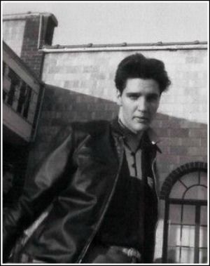 Rare photo of Elvis in 1960 Elvis 1960, Marie Presley, Young Elvis, Elvis Presley Pictures, Elvis And Priscilla, Elvis Presley Photos, Priscilla Presley, Lisa Marie Presley, Pinturas Disney