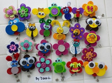 Medicine Cap Badge Reel, Diy Badge Holder, Badge Holders Diy, Nurse Badges, Badge Reels Diy, Bottle Cap Projects, Diy Nursing, Badge Ideas, Badges Diy