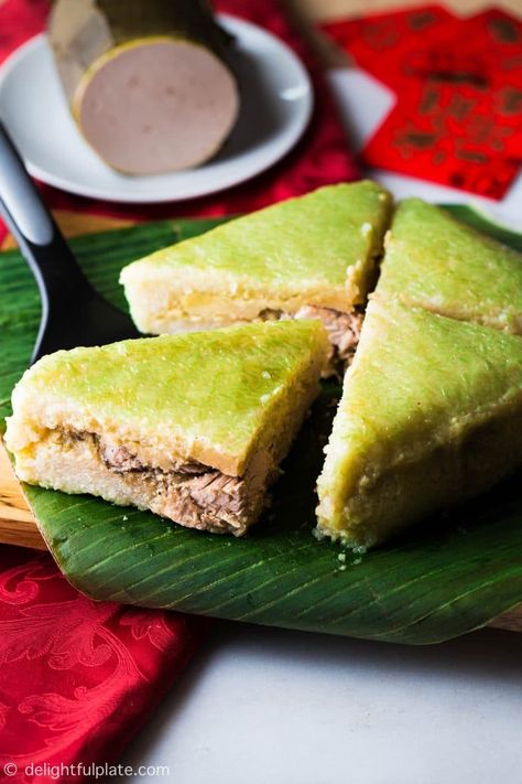 Vietnamese Square Sticky Rice Cake (Banh Chung or Chung cake) is a must-have in the Lunar New Year celebration of Vietnam. Despite being from simple ingredients, this traditional cake tastes wonderful and holds beautiful cultural meaning in it. Sticky Rice Cake Recipe, Banh Chung, Vietnamese Fresh Spring Rolls, Vietnamese Recipe, Lunar New Year Celebration, Vietnamese New Year, New Year Food, Sticky Rice Cakes, Sticky Rice Cake