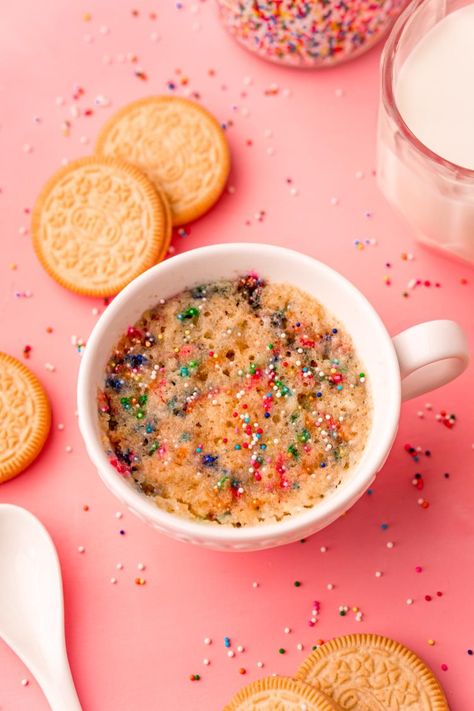 This Funfetti Mug Cake is a single-serving treat made right in the microwave using Golden Oreo cookies and 4 other easy ingredients and ready in just 5 minutes! Golden Oreo Cookies, Funfetti Mug Cake, Oreo Mug Cake, Oreo Mug, Microwave Dessert, Golden Oreo, Cupcake Frosting, Single Serving, Oreo Cookies