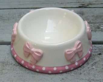 Bow Ceramic, Cat Bowl, Pink Clay, Pet Feeder, Clay Art Projects, Dog Bowl, Pink Dog, Cat Bowls, Ceramic Bowl