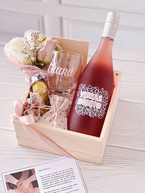 Wine Gift Box Ideas, Secret Santa At Work, Christmas Gift Exchange Ideas, Wine Bottle Gift Tags, Gift Exchange Ideas, Bottle Gift Tags, Liquor Gifts, Hamper Gift Basket, Food Gift Baskets