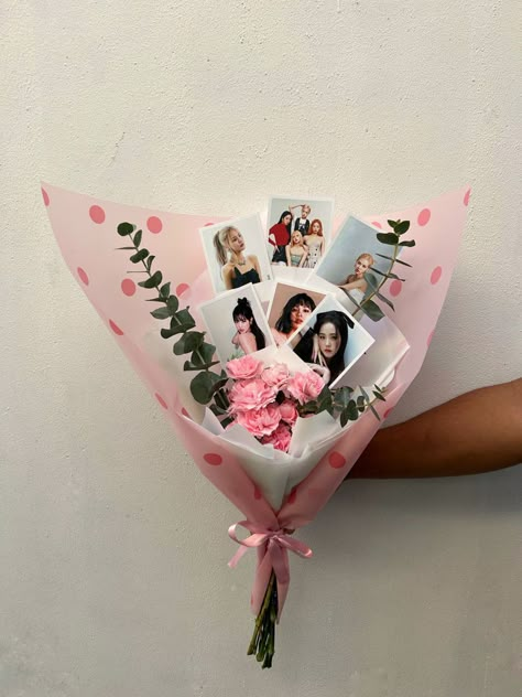 Photo Card Bouquet Kpop, Blackpink Gift Ideas, Bts Flower Bouquet, Kpop Bouquet, Purple Mochi, Ramo Ideas, One Piece Birthdays, Rosé Birthday, Handmade Flowers Paper