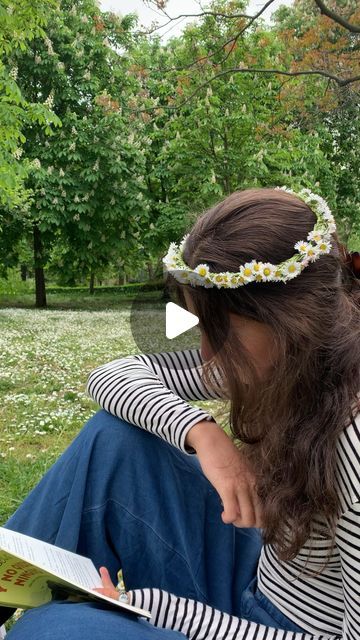 Mia 🪶 on Instagram: "Easy flower crown tutorial 🌱🌼  .  I have loved making these ever since I was little 🤍  #creative #floral #daisy #flowers #flowercrown #childhood #art #artist #picnic" Daisy Crown Tutorial, How To Make A Flower Crown, How To Make Tiara, Flower Crown Tutorial, Daisy Crown, Daisy Flower Crown, Make A Crown, Flower Tiara, Diy Headband