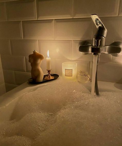 Bubble Bath Aesthetic, Aesthetic Bath, Cozy Bath, Bath Aesthetic, Bath & Body Works, Spa Night, Night Time Routine, Hailee Steinfeld, Shower Routine